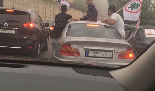 بالصور: الرياشي يعلق في زحمة سير قواتية 