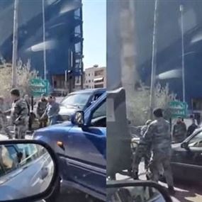بالفيديو.. تضارب بين الجيش ودركي بسبب "خلاف مروري"