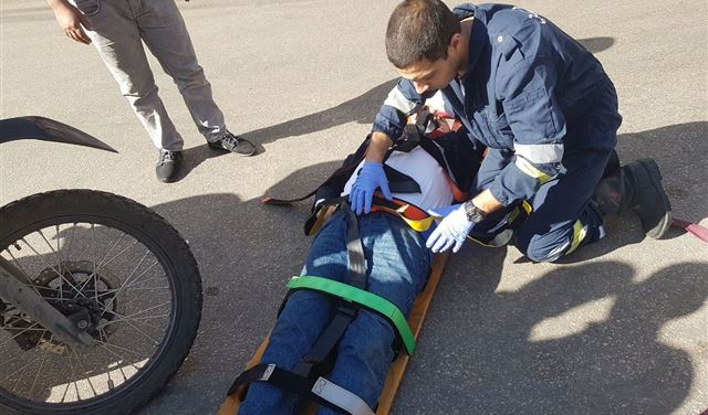 بالصور.. جريح في حادث صدم في الدورة