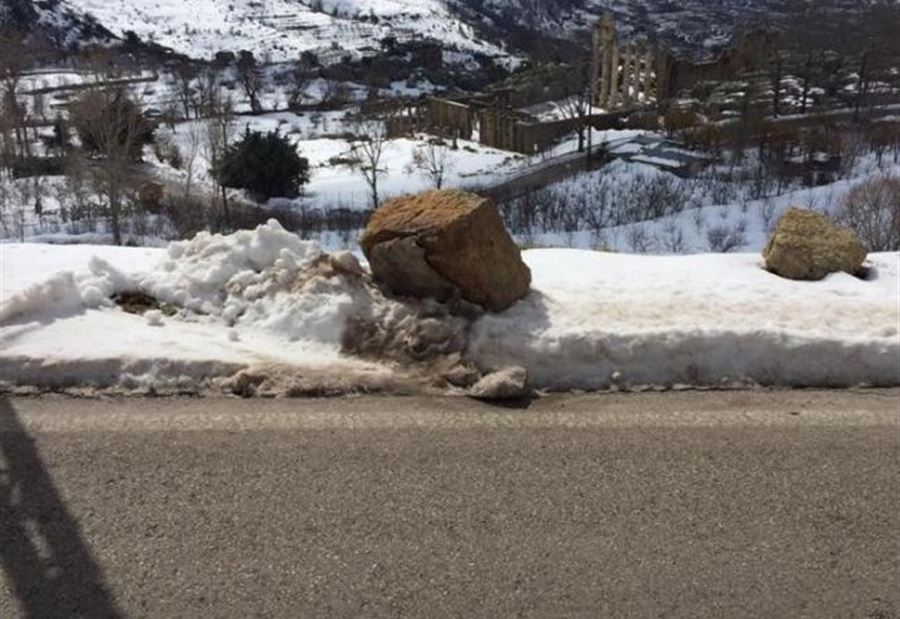 بالصور: جرف صخور في فقرا -كفردبيان
