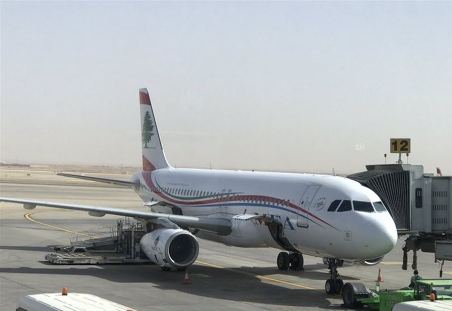 بالصور: "الطائرة 2" وصلت... وهروب أحد الركاب من الباص
