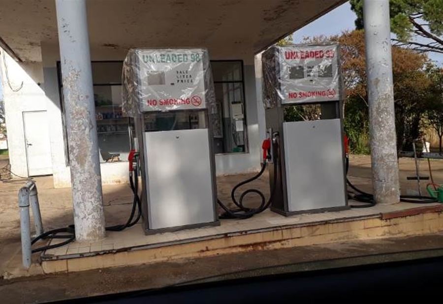 بالصور: تفاوت في التزام الإضراب في محطات المحروقات 