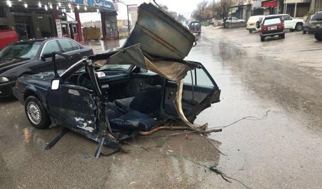 بالصورة..  انشطار سيارة الى نصفين في تمنين 