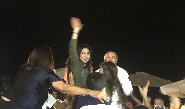 بالصور: لحظة وصول المقدم الحاج الى منزلها