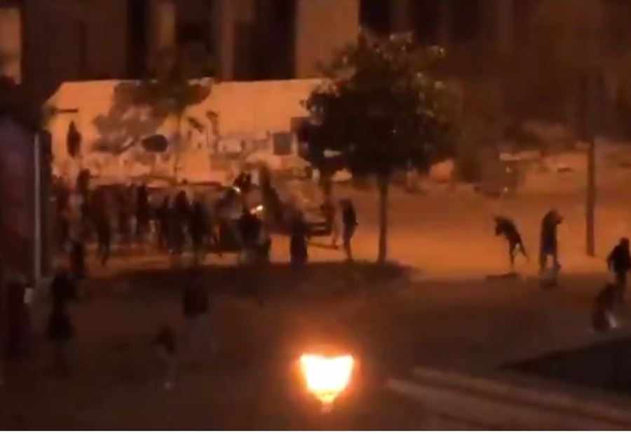 بالفيديو: سيّارة حاولت "دهسهم" في ساحة الشهداء.. هذا ما حلَّ بها!