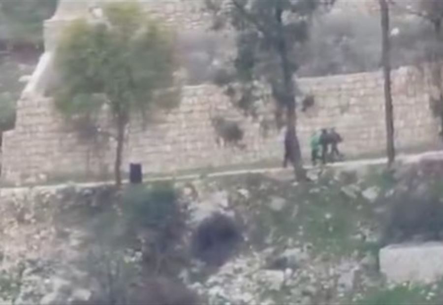 بالفيديو: الجيش الإسرائيلي يعتقل شابين في حولا