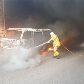 بالصورة: اخماد حريق في فان على طريق بلاط 