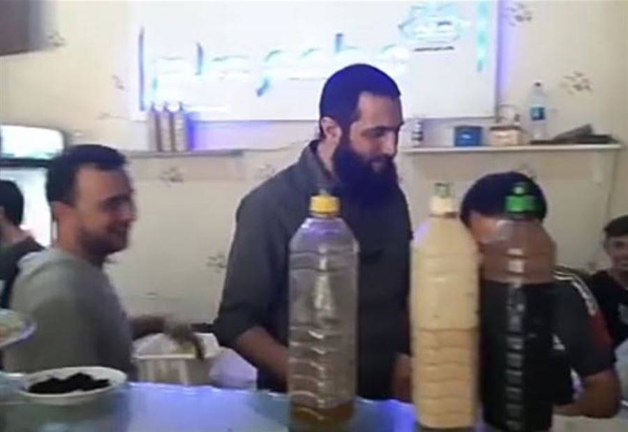 زار مطعم وخدم زبائنه... حقيقة الفيديو المتداول للشرع
