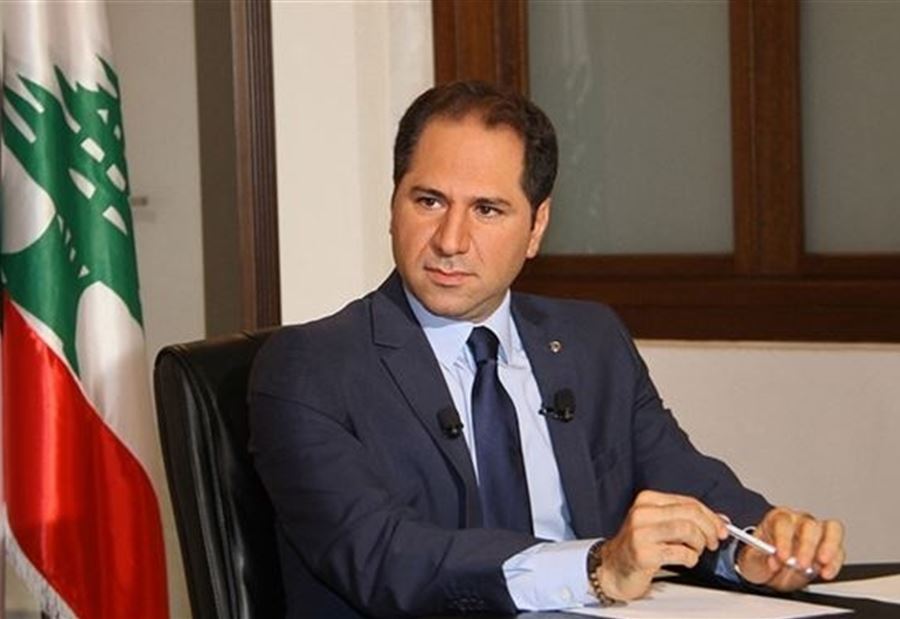 الجميّل ينشر صوراً للسلسلة البشرية...ويُعلّق