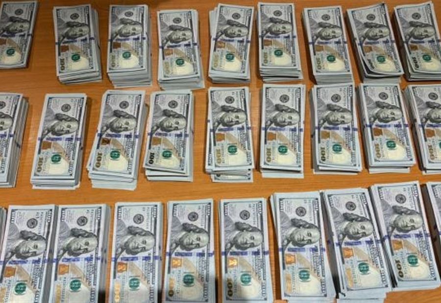 بقيمة 271,500 دولار أميركي،... إحباط عمليّة تهريب مبلغ مالي مُزيَّف (صور)