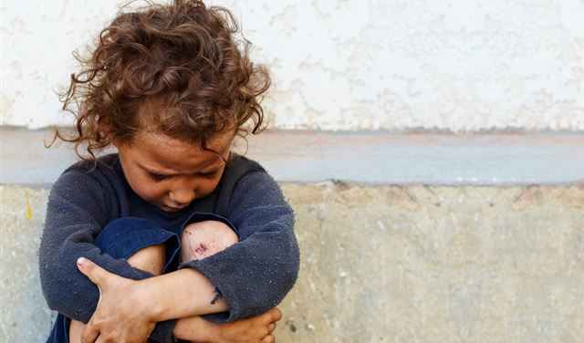 بالصورة-أم تعرض واحد من اولادها للبيع والسبب صادم! 