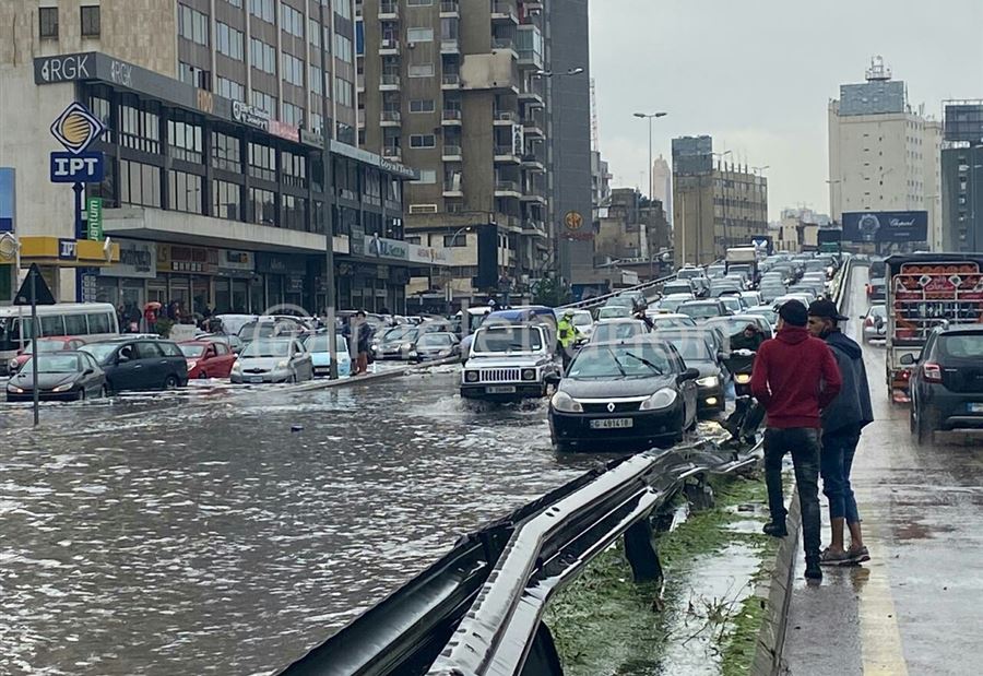 بالصور: أوتوستراد الدورة يغرق بالمياه 