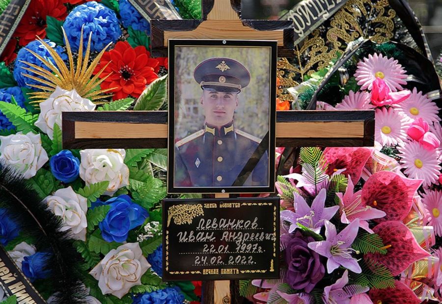 قتل في اليوم الأول للغزو على يد زملاءه... امرأة تكشف المشاهد! (فيديو)