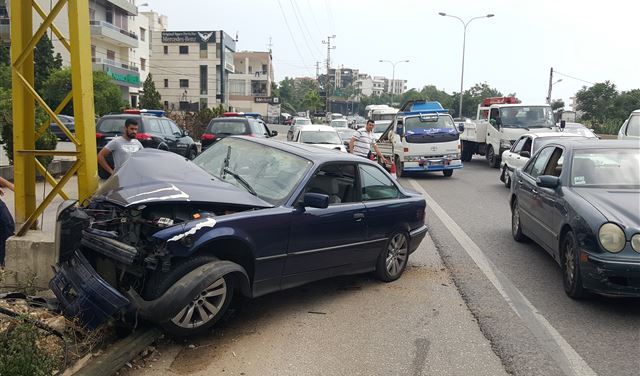 بالصورة.. جريح بحادث اصطدام على اوتوستراد الصفرا