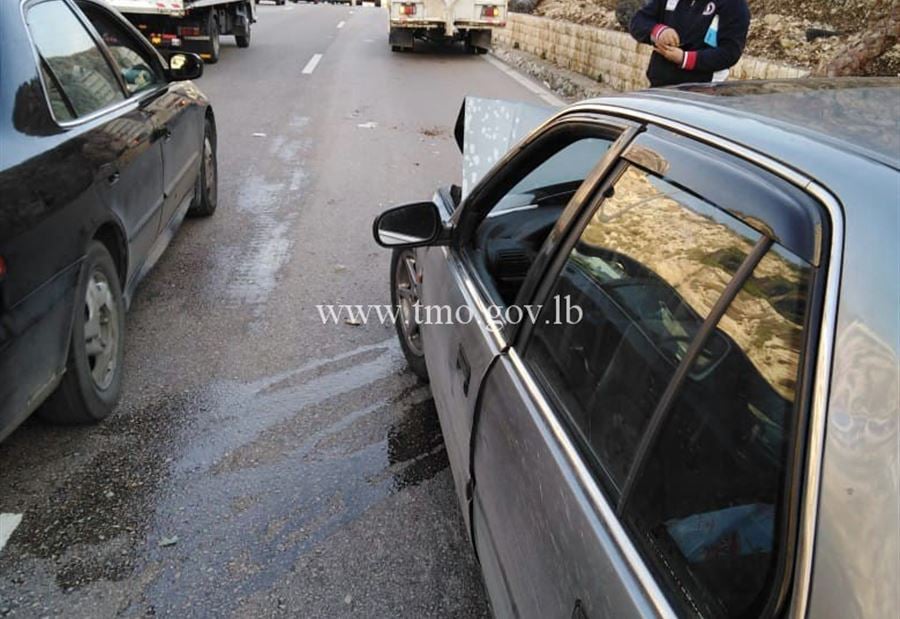 بالصورة: تصادم بين رافعة وسيارة على طريق جونيه