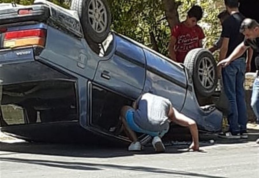 بالصورة: العناية الإلهية تنقذ أم وأطفالها على طريق عيحا 