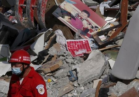 انتشلوها حية بعد أكثر من 48 ساعة تحت الأنقاض انتشلوها حية بعد أكثر من 48 ساعة تحت الأنقاض