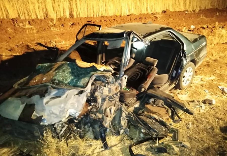 بالصور: سحب ستة جرحى من سيارة بعد حادث مروع