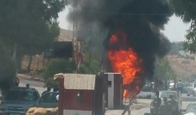 احتراق سيارة قرب حاجز للجيش