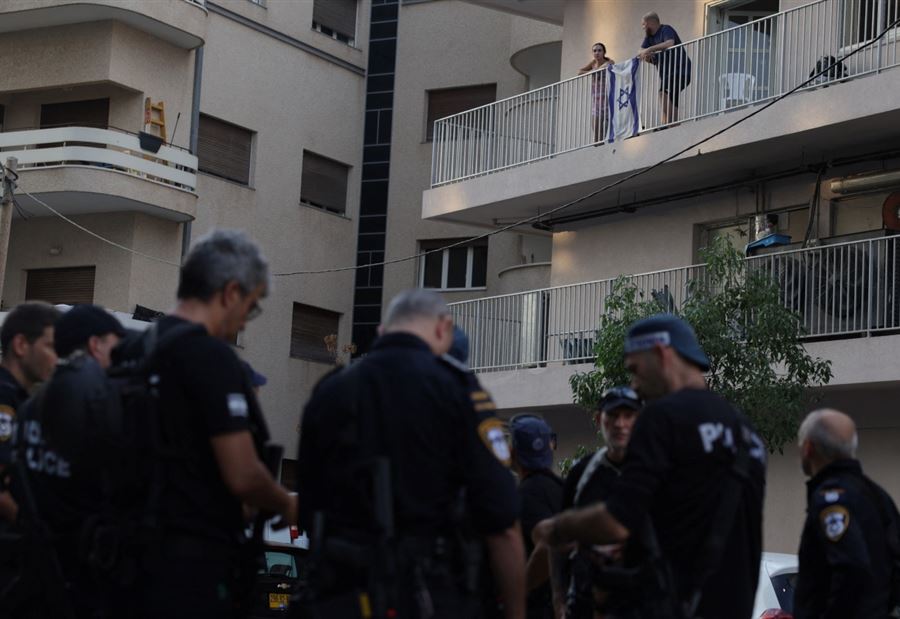 حادثة طعن شمال تل أبيب... وسقوط عدد من الجرحى حادثة طعن شمال تل أبيب... وسقوط عدد من الجرحى