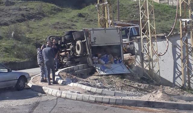 بالصور: جريح اثر انقلاب شاحنته بالصور: جريح اثر انقلاب شاحنته