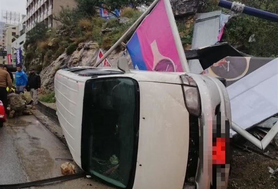 بالصورة: 5 جرحى اثر انقلاب فان على اوتوستراد غزير