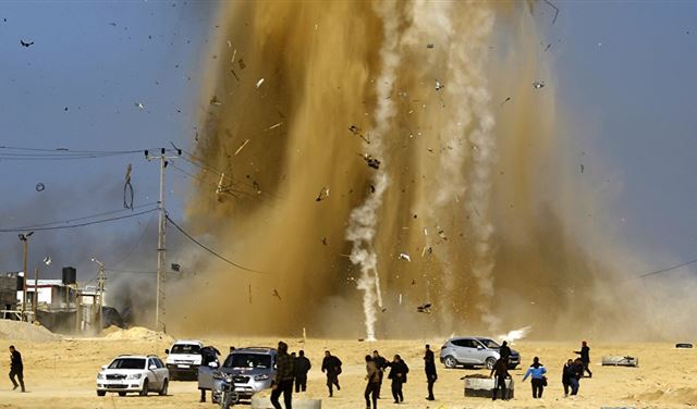 قصف جوي إسرائيلي على عدة مواقع في قطاع غزة قصف جوي إسرائيلي على عدة مواقع في قطاع غزة