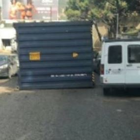 "مستوعب شاحنة" يسقط سيارة في قناة تصريف المياه في الكحالة 