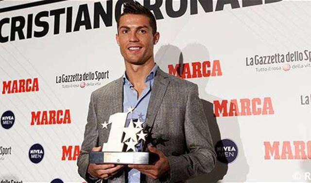 رونالدو يتسلم جائزة أفضل لاعب بدوري أبطال أوروبا