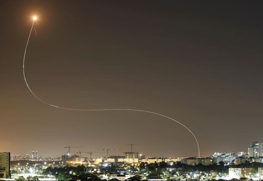 بالفيديو: قصف "صاروخي" يجبر طائرة إسرائيلية على تغيير مسارها
