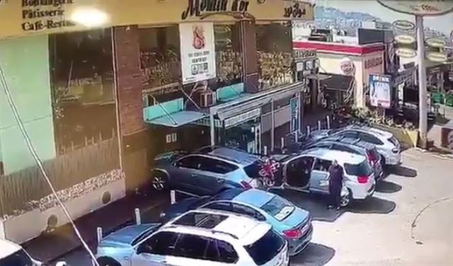 بالفيديو.. سيارة تجتاح الـ"moulin dor" في المنصورية 