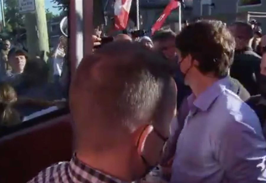 محتج يلقي حجارة على رئيس الوزراء الكندي (فيديو)