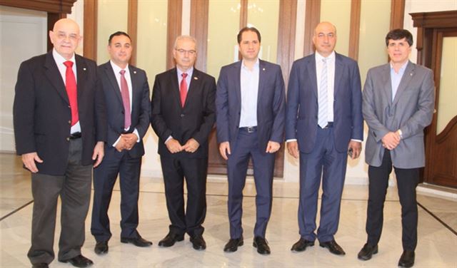 الجميل عرض مع وفد الجامعة الثقافية مطالب المغتربين