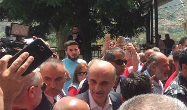 بالصور: وصول سمير جعجع الى مركز الاقتراع في بشري
