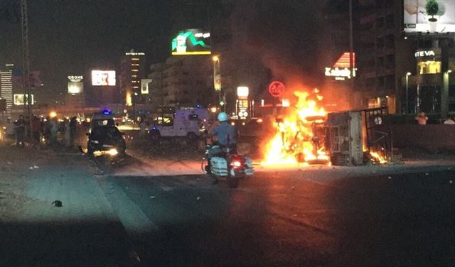 بالفيديو.. احتراق سيارة على اوتوستراد جل الديب بالفيديو.. احتراق سيارة على اوتوستراد جل الديب
