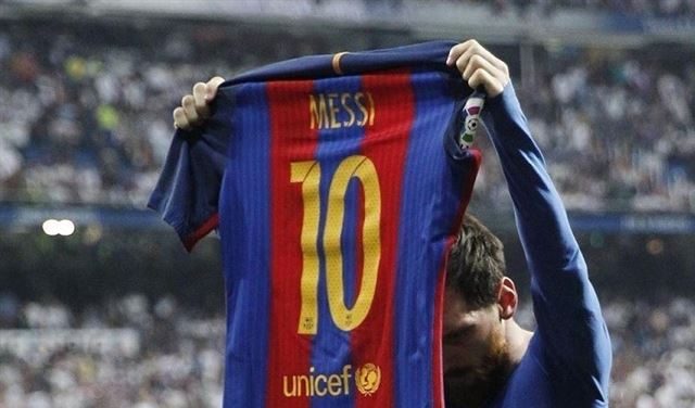 ميسي باقٍ مع برشلونة
