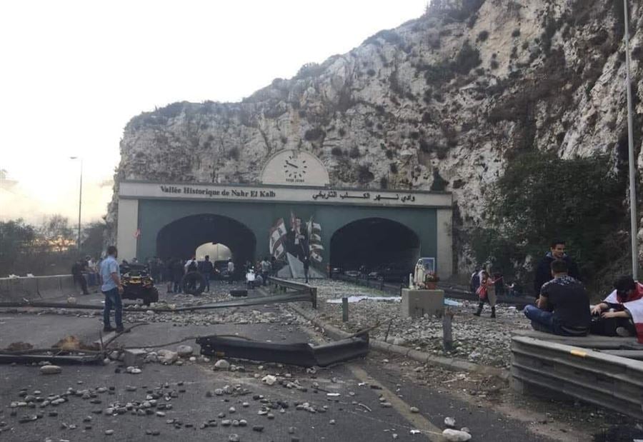 بالصور: طرقات مقفلة واشكالات متنقلة ... اليوم الـ 28 للتظاهرات 