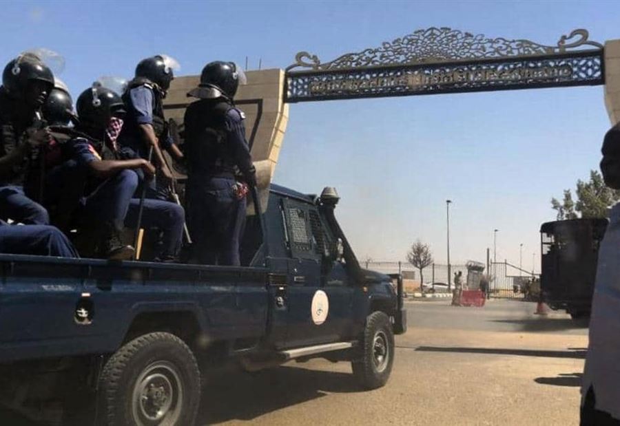 توضيح من الشرطة السودانية حول ما جرى أمام وزارة الدفاع توضيح من الشرطة السودانية حول ما جرى أمام وزارة الدفاع