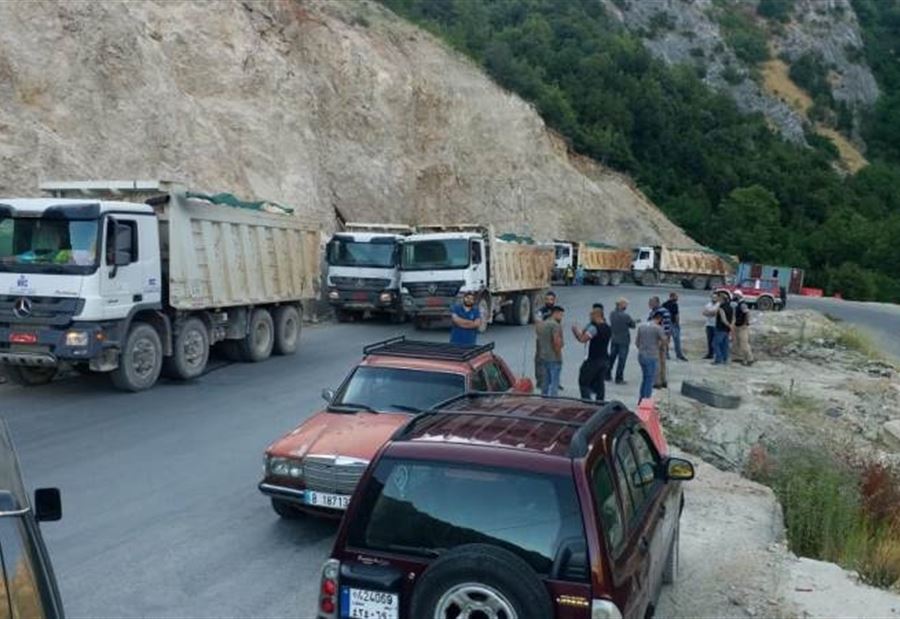 أهالي تنورين يقفلون طريق الوادي أمام الشاحنات أهالي تنورين يقفلون طريق الوادي أمام الشاحنات