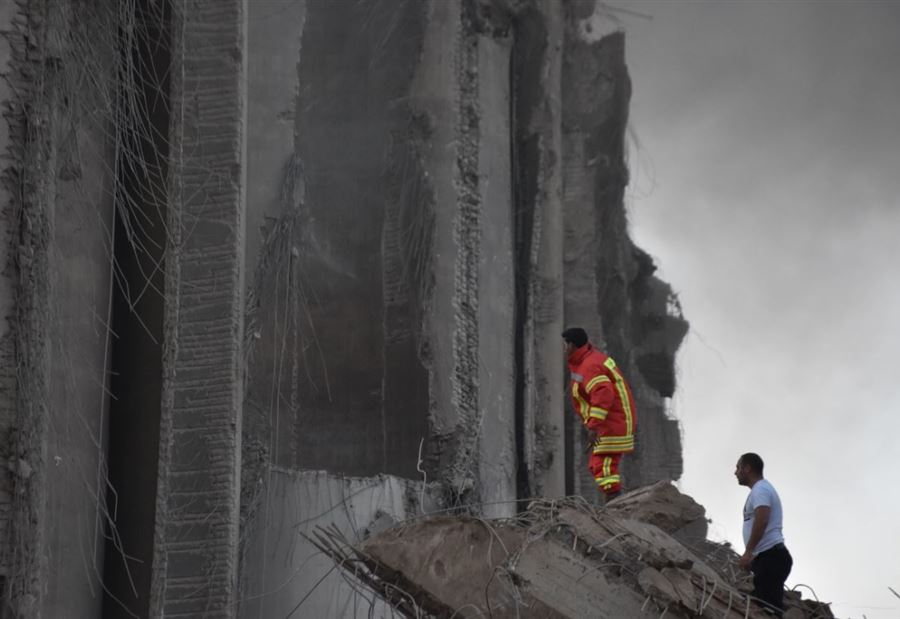 خطرٌ يُحدق بمرفأ بيروت... هل يقع إنفجارٌ جديد؟ (فيديو)