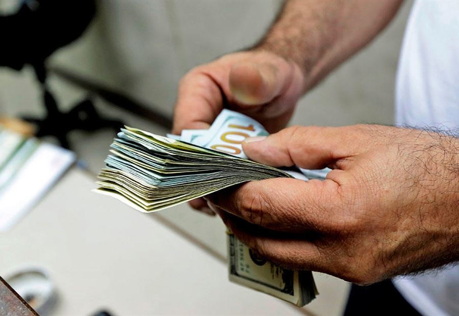 هبوطٌ "مفاجئ" في دولار السوق السوداء
