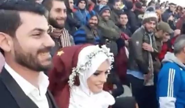 بالصور.. عقد قرانه على عروسته خلال مباراة في صيدا