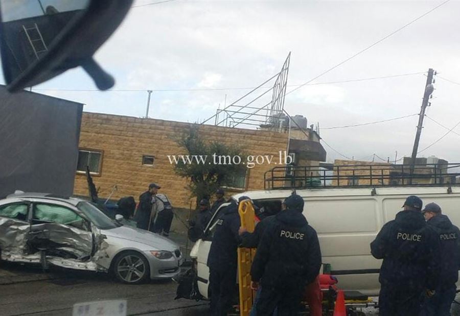 بالصور: جريح اثر حادث تصادم على طريق عام انطلياس - بكفيا