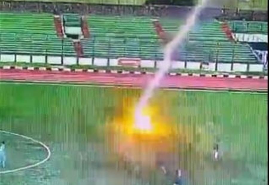 بالفيديو: صاعقة قويّة تضرب لاعب وسط الملعب!