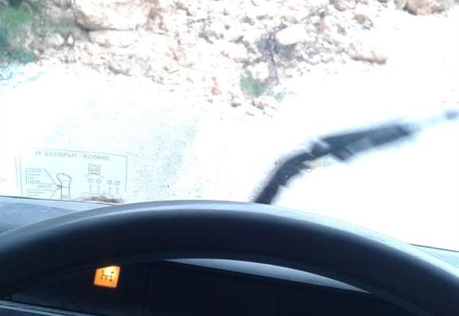 بالصورة:انهيارات صخرية وترابية عن طريق عندقت - جبل اكروم
