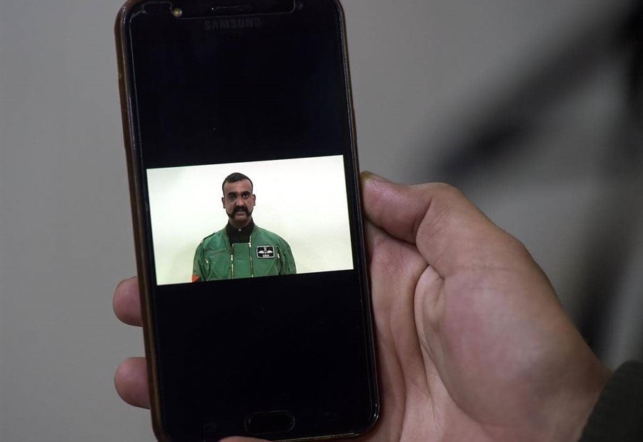 موضة "شارب" الطيار العائد من باكستان تجتاح الهند