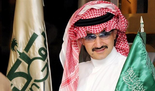 بالصورة.. الوليد بن طلال يجلس مع وزيرة على يخته بـ"الشورت" 