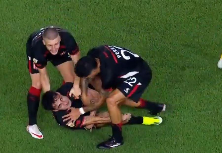 تعرّض لاعب كرة قدم لـ"نوبة رهيبة" خلال مباراة بالدوري الأرجنتيني (فيديو)
