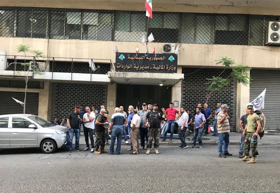 بالصور: العسكريون المتقاعدون يقفلون مدخل مبنى الواردات