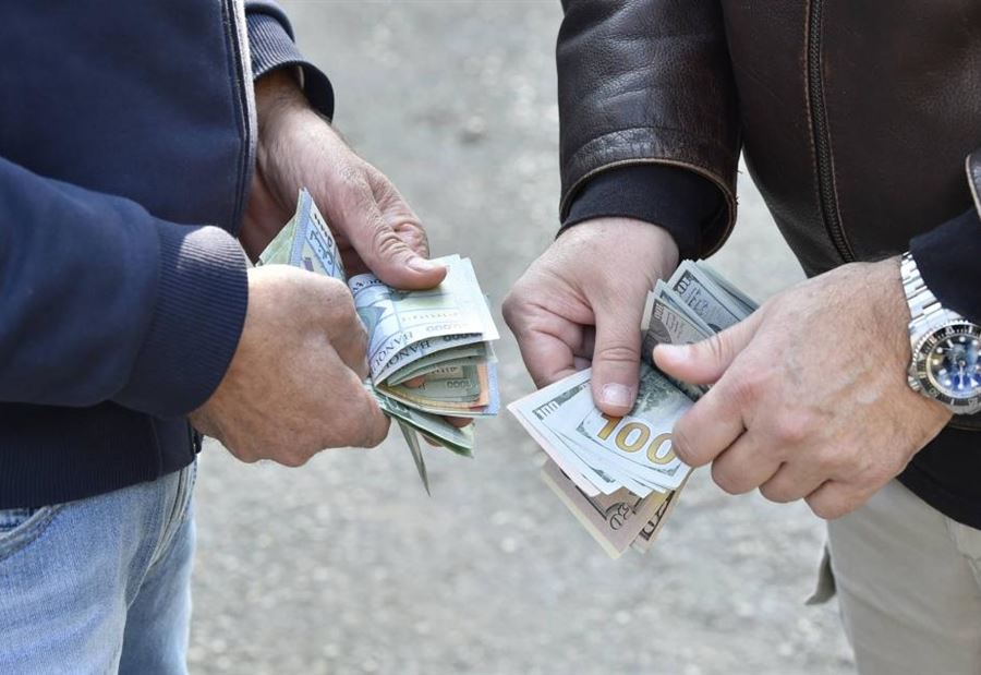 أحد أكبر الصرّافين... المعلومات تداهم "الحوت"